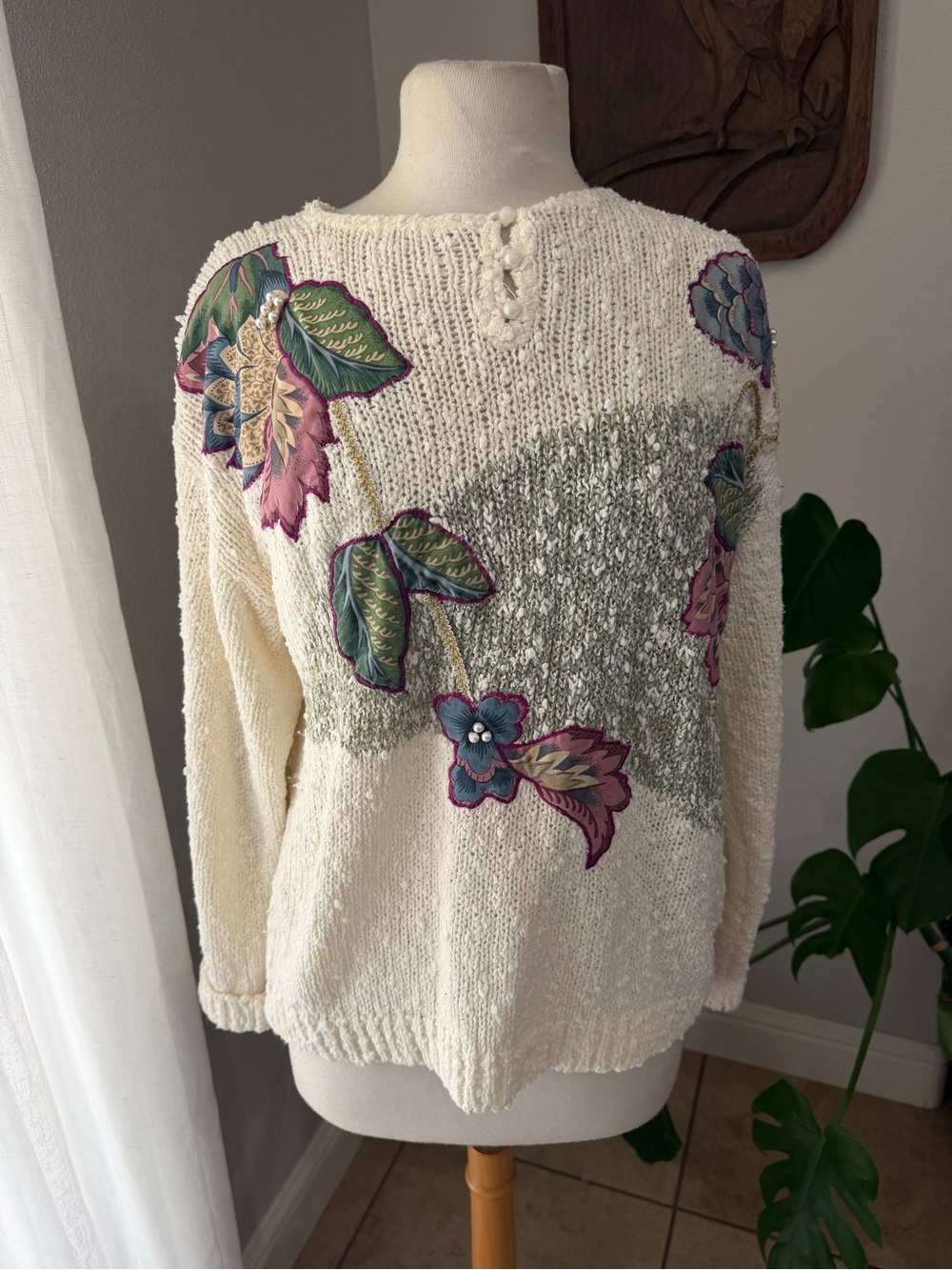 Vintage Exclusive Imports Floral Appliqué Pearl Sweater Cream Size M